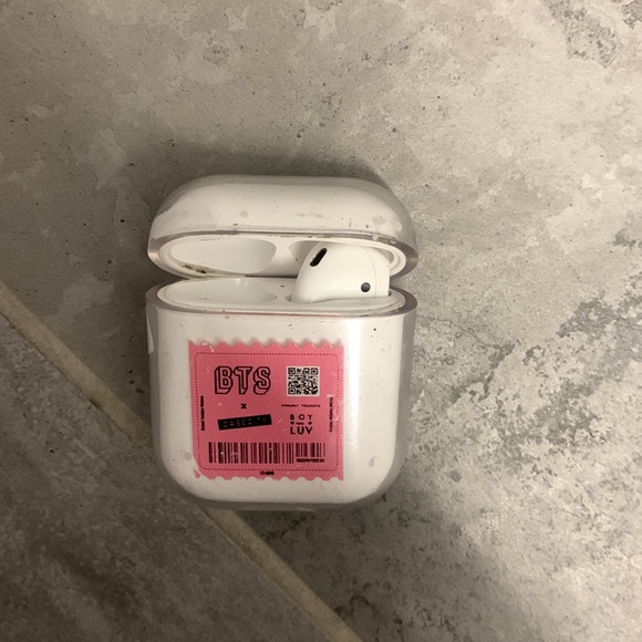 Apple Airpods 2nd Generation (Used) - Picture 3 of 3